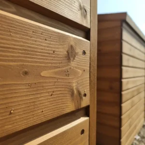 Nahaufnahme des Materials für den Geräteschuppen Holz imprägniert, demonstriert optimalen Witterungsschutz.