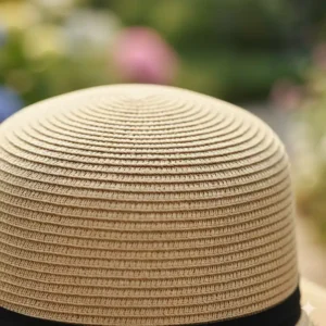 Nahaufnahme des atmungsaktiven, leichten Materials, ideal für den gartenhut sonnenschutz damen.